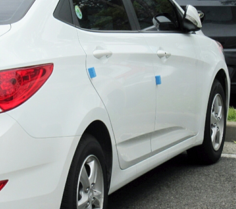 韓国車のドアノブ付近にある青いスポンジは一体何？！｜車の側面に貼ってあるクッション材の謎